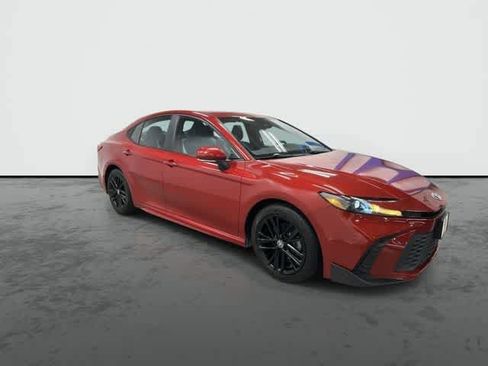 Used 2025 Toyota Camry SE image 5