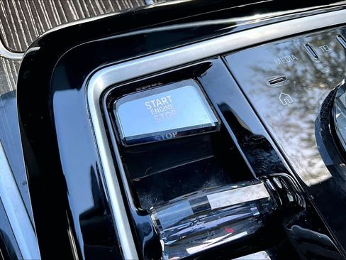 Used 2023 BMW 740i image 33