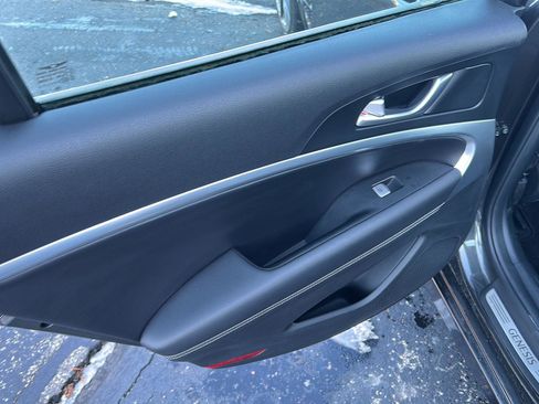 Used 2025 Genesis G70 2.5T image 12