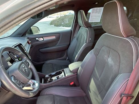 Certified 2023 Volvo XC40 B5 Ultimate w/ Protection Package Premier image 18