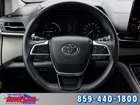 Used 2024 Toyota Sienna XLE FWD image 16