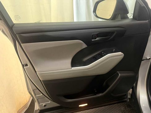 Used 2023 Toyota Highlander LE image 20