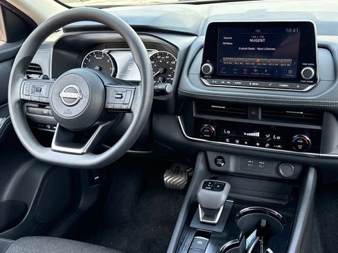 Used 2024 Nissan Rogue SV FWD image 3