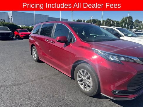 Used 2025 Toyota Sienna XLE FWD image 3