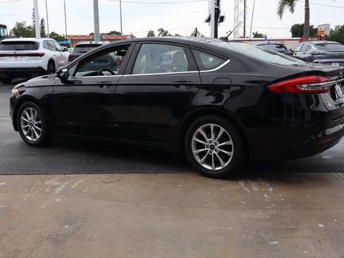 Used 2017 Ford Fusion SE FWD image 6