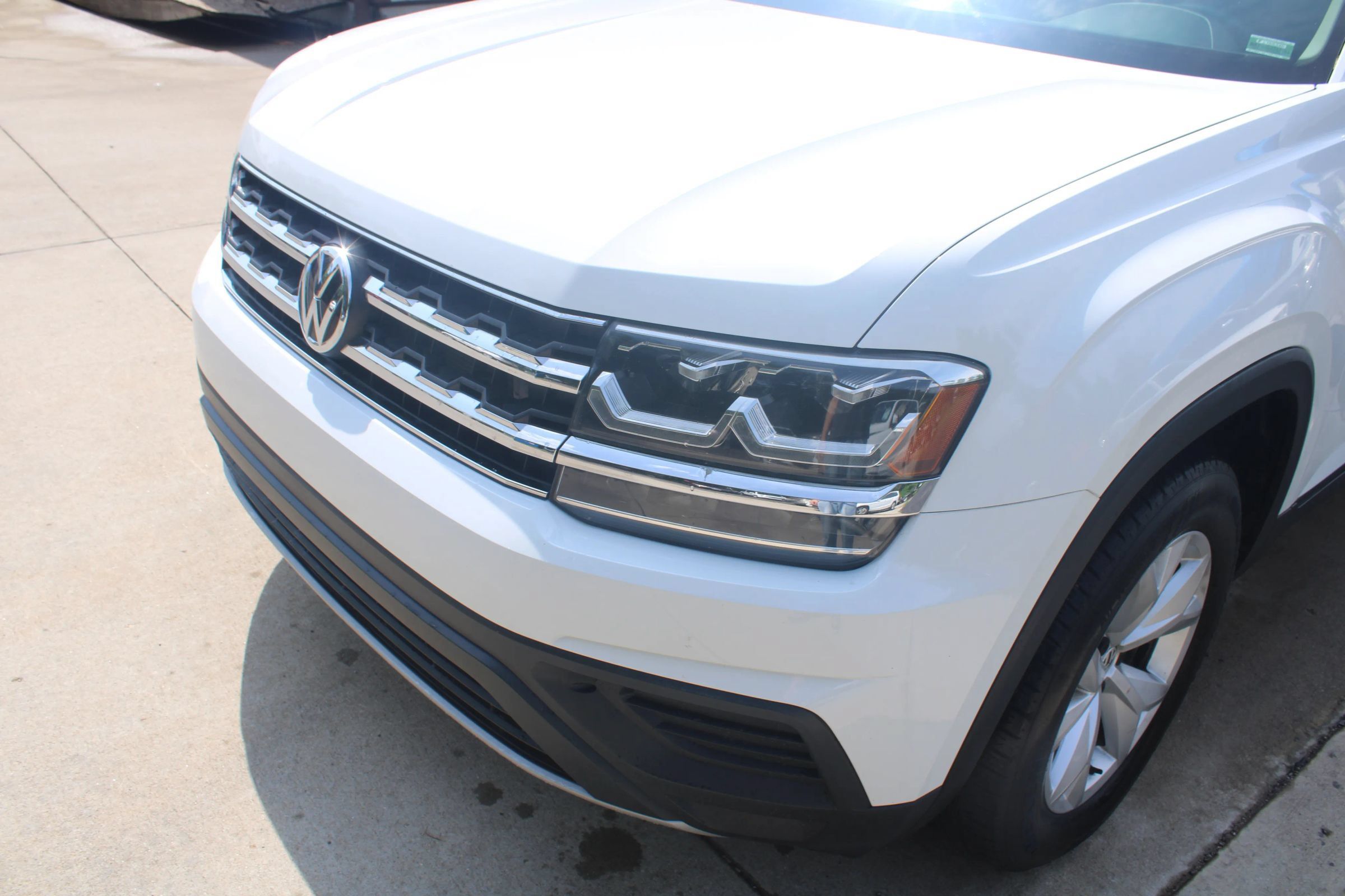 Used 2018 Volkswagen Atlas Launch Edition FWD image 3