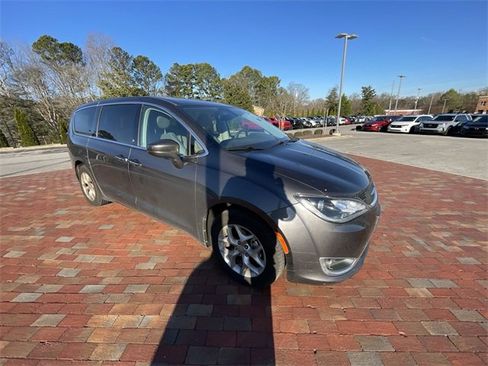 Used 2018 Chrysler Pacifica Touring Plus image 21