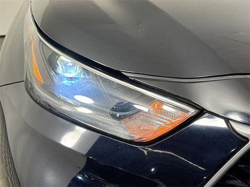 Used 2021 Toyota Highlander XLE image 3