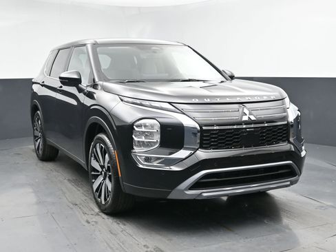 New 2025 Mitsubishi Outlander SE image 2