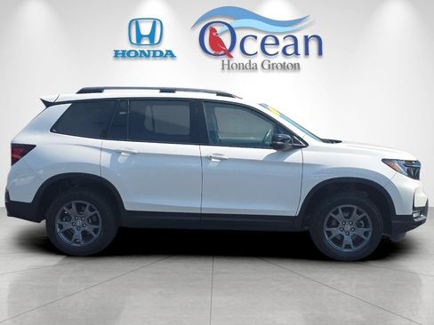 Used 2024 Honda Passport TrailSport image 2