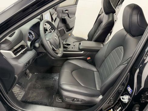 Used 2024 Toyota Highlander XLE image 11