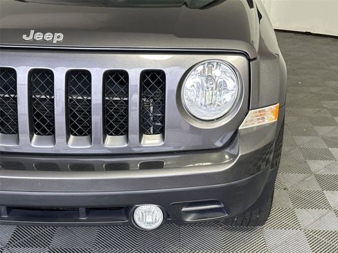 Used 2016 Jeep Patriot Latitude AWD/4WD image 9