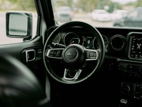 Used 2021 Jeep Gladiator Overland image 13