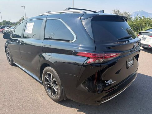 Used 2025 Toyota Sienna Platinum AWD/4WD image 4