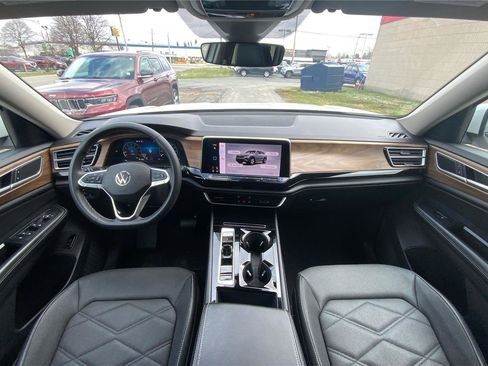 Used 2024 Volkswagen Atlas SE image 32