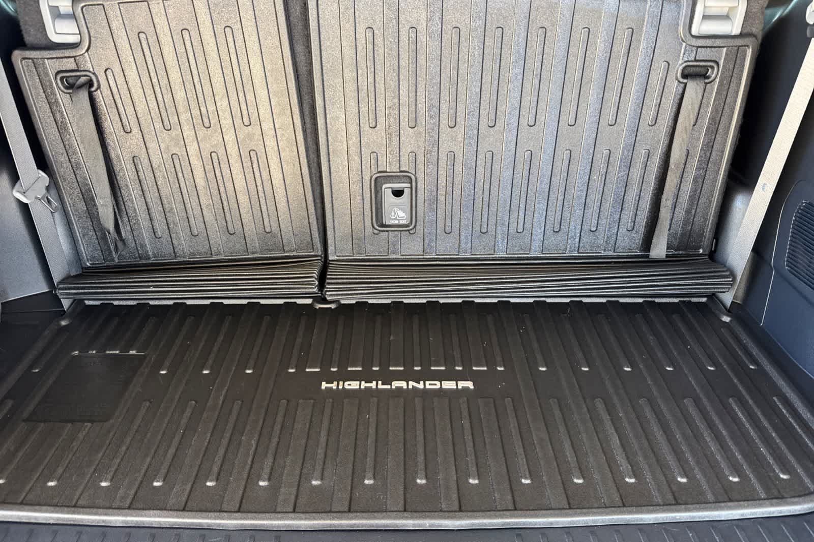 Used 2023 Toyota Highlander LE FWD image 17
