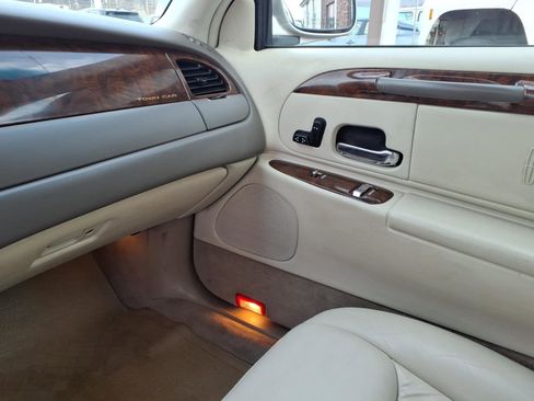 Used 1999 Lincoln Town Car Executive image 12