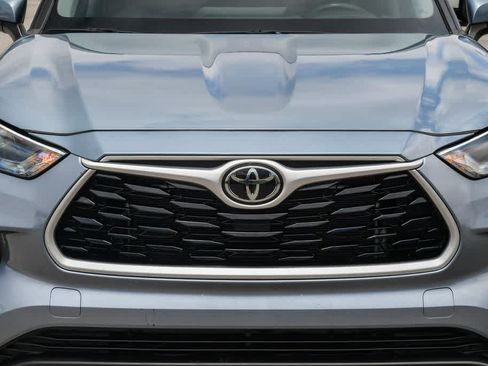 Used 2023 Toyota Highlander XLE FWD image 5