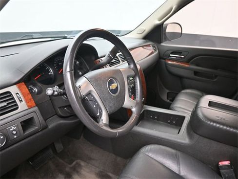 Used 2011 Chevrolet Suburban LT image 18