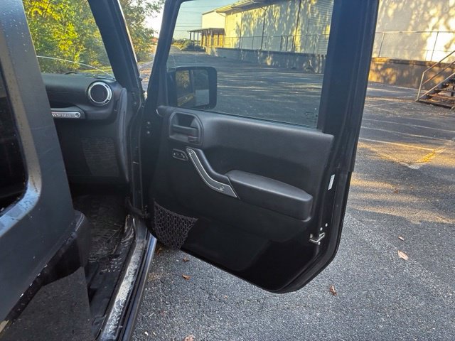 Used 2015 Jeep Wrangler Rubicon w/ Power Convenience Group AWD/4WD image 15
