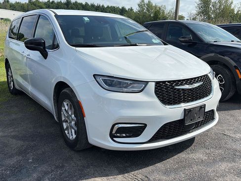 Used 2026 Chrysler Pacifica Select FWD image 2