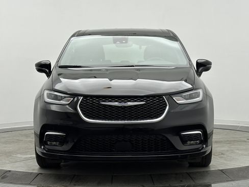 Used 2025 Chrysler Pacifica Select image 2