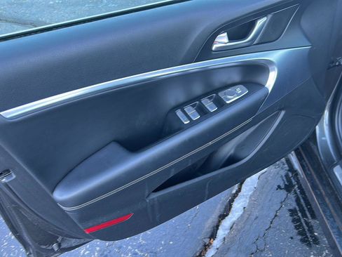 Used 2025 Genesis G70 2.5T image 10