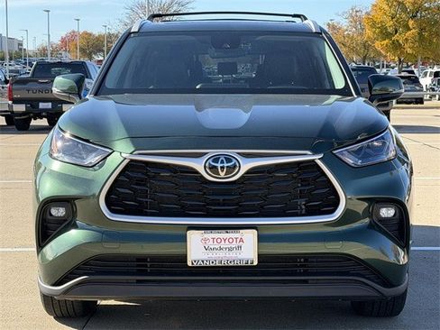 Certified 2024 Toyota Highlander XLE image 8