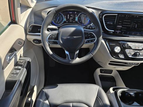Used 2023 Chrysler Pacifica Touring-L AWD/4WD image 17
