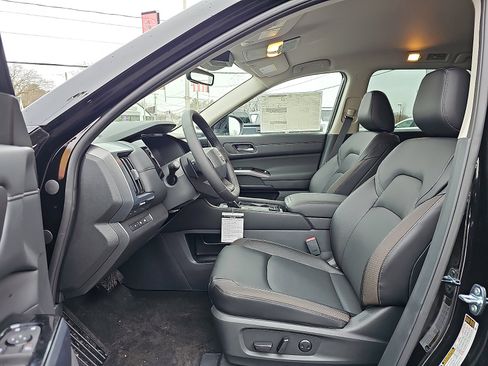 New 2026 Nissan Pathfinder SL image 9