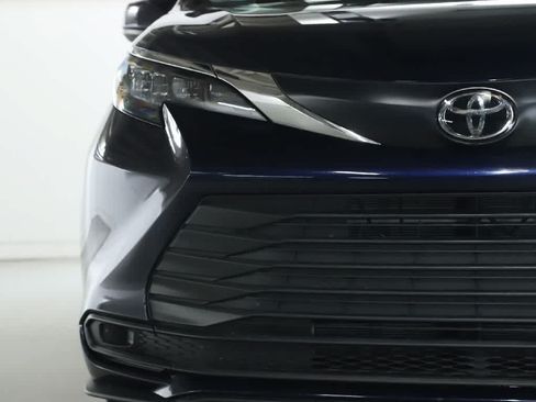 Used 2026 Toyota Sienna LE AWD/4WD image 6
