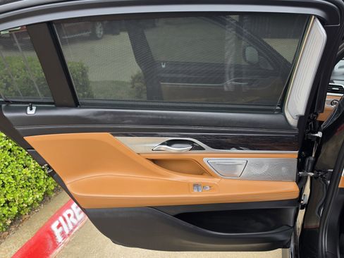 Used 2021 BMW 740i w/ M Sport Package image 24