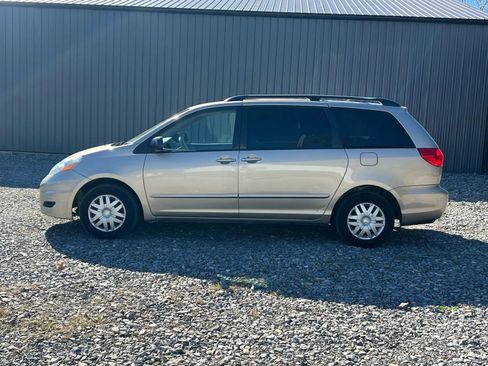 Used 2009 Toyota Sienna LE image 2