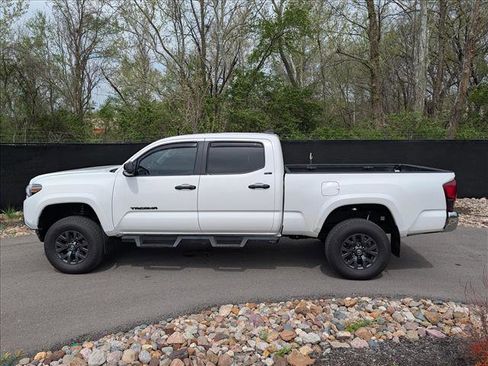 Used 2021 Toyota Tacoma SR5 AWD/4WD image 2