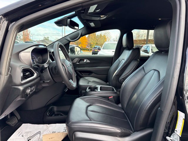 Used 2025 Chrysler Pacifica Select FWD image 24