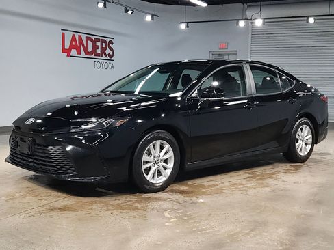 Used 2025 Toyota Camry LE image 3