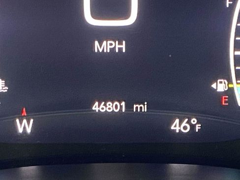 Used 2024 Chrysler Pacifica Touring-L image 25