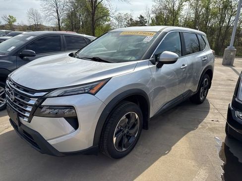 Used 2024 Nissan Rogue SV image 1