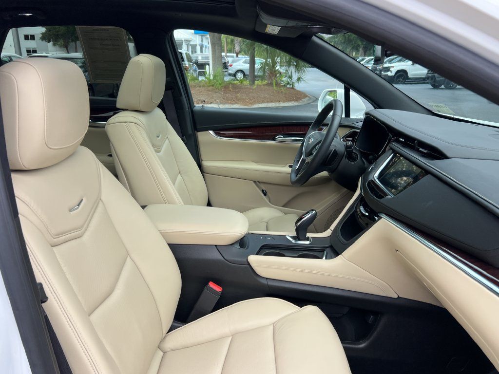 Used 2017 Cadillac XT5 Premium Luxury w/ Driver Assist Package FWD image 25