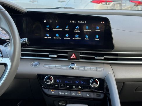 Used 2025 Hyundai Elantra SEL image 18