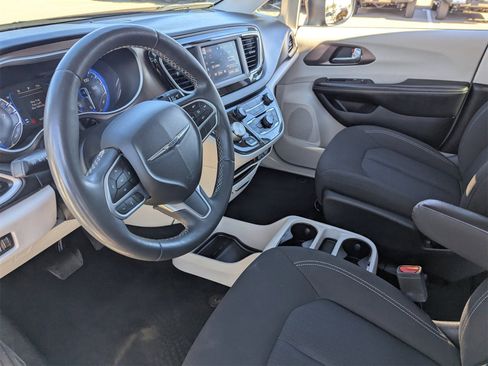 Used 2022 Chrysler Voyager LX image 25