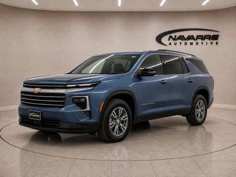 Used 2025 Chevrolet Traverse LT FWD image 3