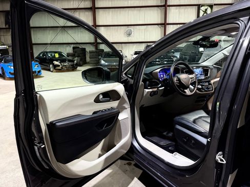 Used 2018 Chrysler Pacifica Touring-L Plus w/ Advanced Safetytec Group FWD image 12