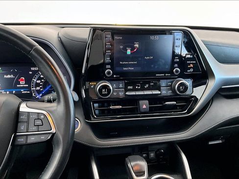 Used 2021 Toyota Highlander XLE image 9