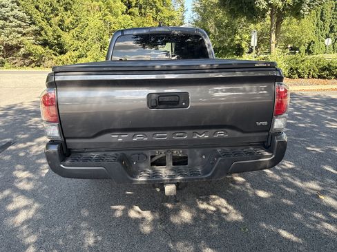 Used 2022 Toyota Tacoma TRD Off-Road w/ Technology Package image 11