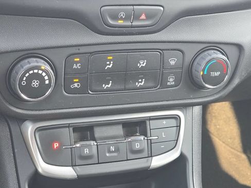 Used 2024 GMC Terrain SLE FWD image 19