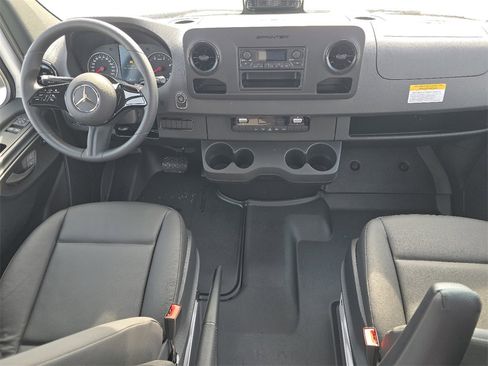 Used 2025 Mercedes-Benz Sprinter 2500 image 18