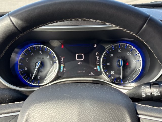 Used 2024 Chrysler Pacifica Touring-L FWD image 11