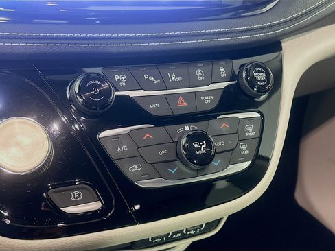 Used 2023 Chrysler Pacifica Touring-L image 23