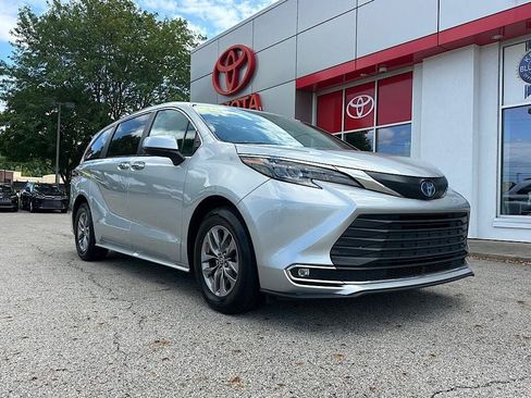 Used 2024 Toyota Sienna XLE FWD image 7